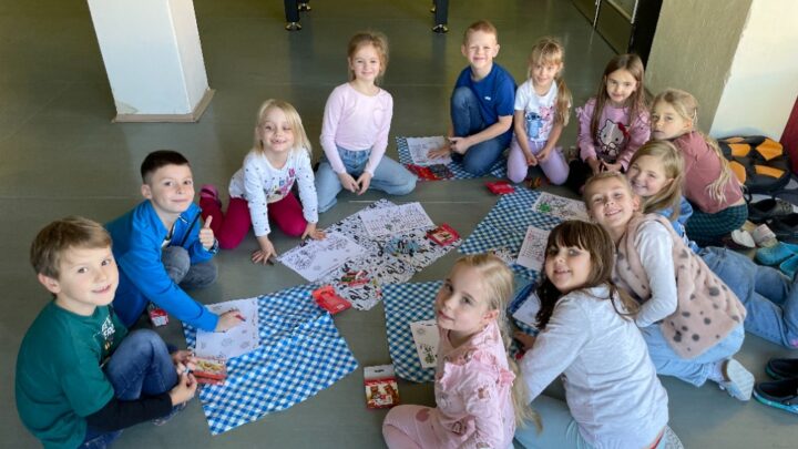 Když se ruce spojí aneb jak vzniká kooperativní obraz prvňáků a druháků