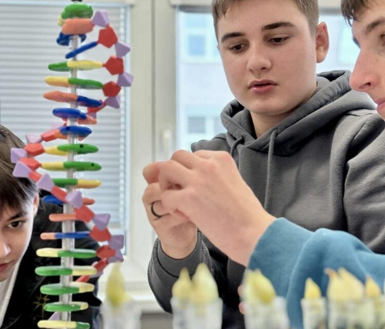 Deváťáci z 9.B se seznámili s DNA