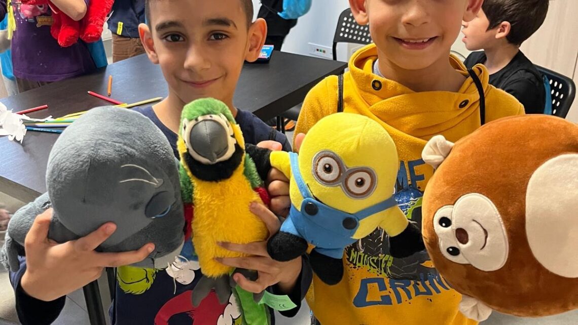 Dívky devátých tříd rozdávaly radost v azylovém domě