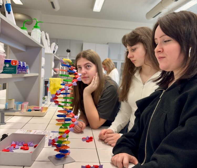 Deváťáci z 9.A se seznámili s DNA