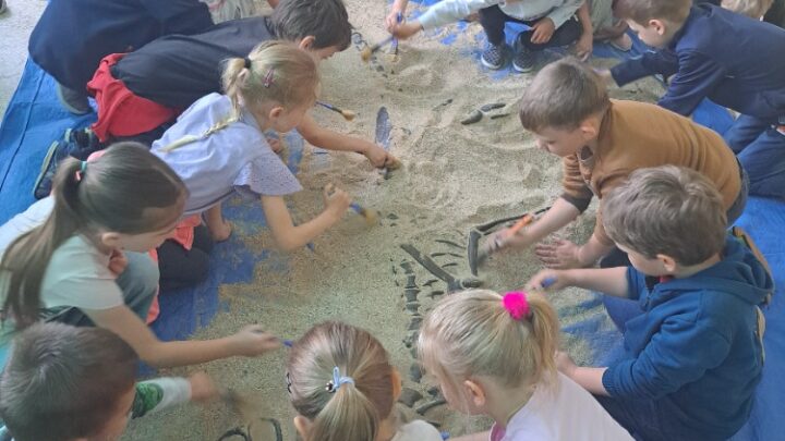 Malí paleontologové v akci: 1. stupeň navštívil Mobilní trilopark
