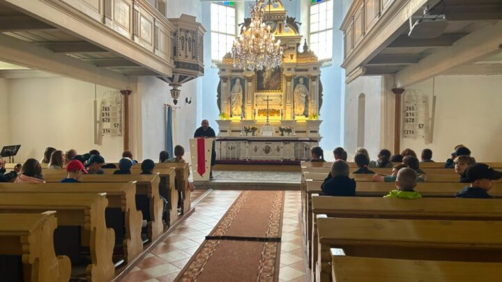 Žáci 2. B a 3. B navštívili faru evangelického kostela v Orlové
